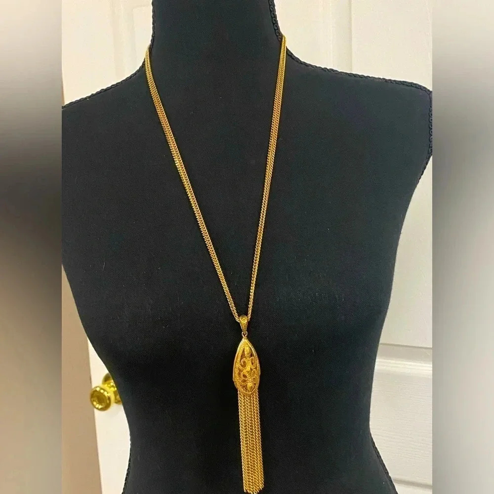 GORGEOUS VINTAGE MONET NECKLACE. BEAUTIFUL DETAILS.